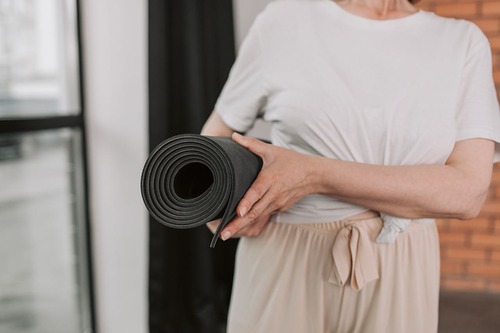 Foto von Vlada Karpovich: https://www.pexels.com/de-de/foto/person-hande-festhalten-halten-8939848/